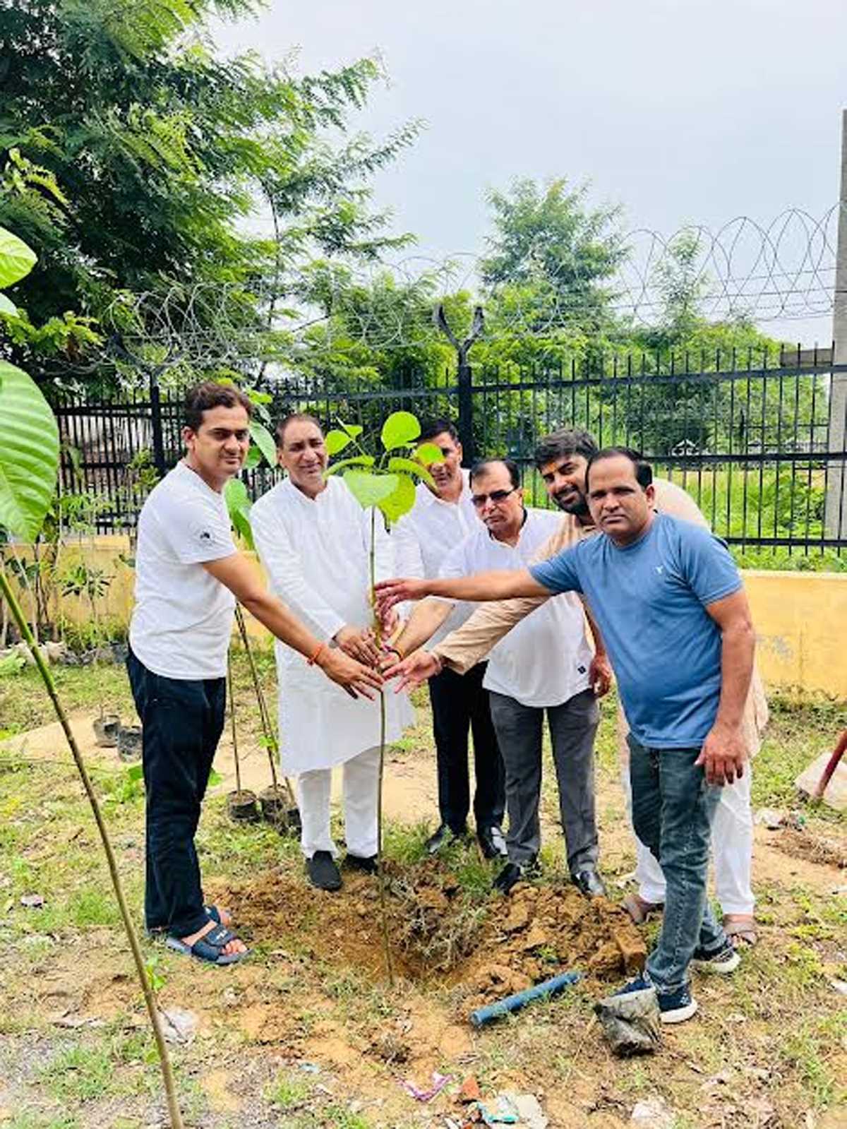 विधायक तेजपाल नागर ने पौधारोपण कर पर्यावरण के प्रति किया जागरुक